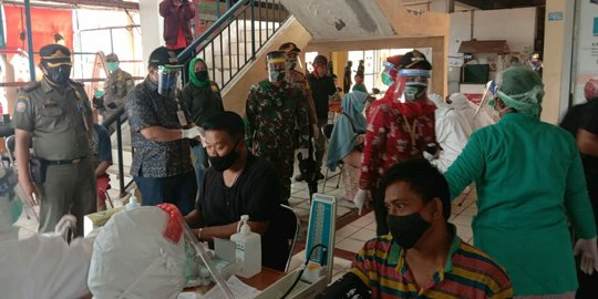 Polisi Lakukan Swab Test Pedagang Pasar di Johar Baru