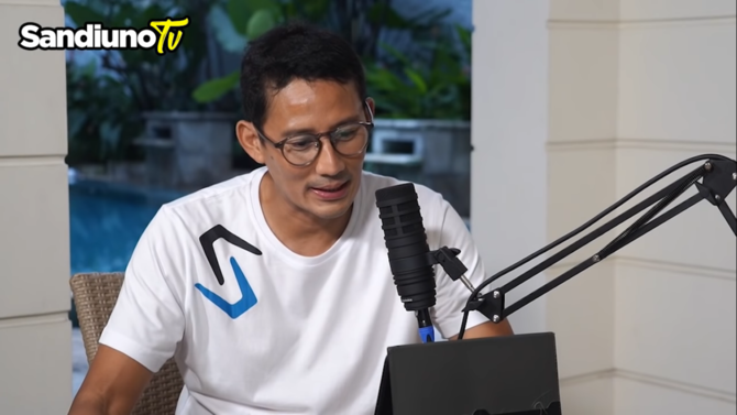 sandiaga uno beri hadiah ke andre taulany