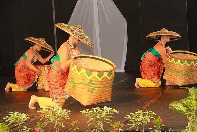 tari panarat di jawa barat