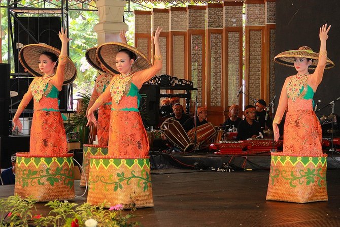 tari panarat di jawa barat