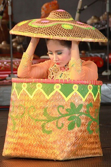 tari panarat di jawa barat