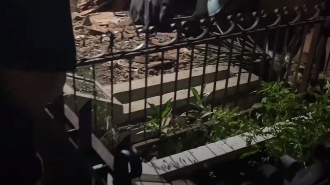 makam viral di pinggir jalan