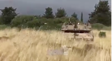 prajurit tni hadang tank israel