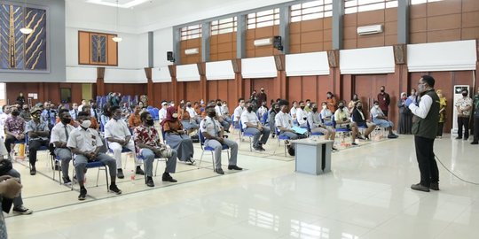 Sebelum Pulang ke Kampung Halaman, Puluhan Pelajar Asal Papua di Jabar Dites Swab