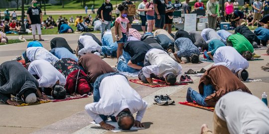 Peringati Juneteenth, Muslim Salat Berjemaah di Gedung Kongres AS