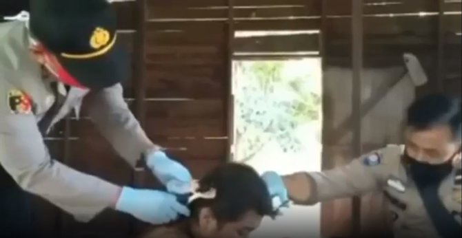 video polisi cukur rambut amp mandikan pria alami gangguan jiwa