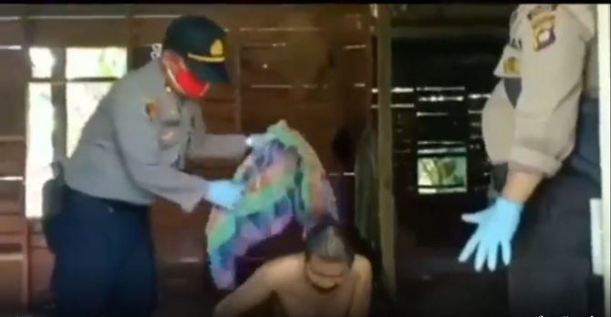 video polisi cukur rambut amp mandikan pria alami gangguan jiwa