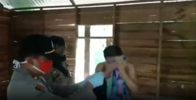 video polisi cukur rambut amp mandikan pria alami gangguan jiwa