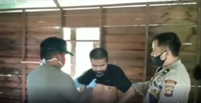 video polisi cukur rambut amp mandikan pria alami gangguan jiwa