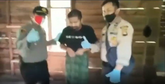 video polisi cukur rambut amp mandikan pria alami gangguan jiwa