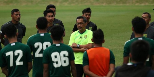 Aji Santoso Akan Fokus Benahi Lini Belakang Persebaya