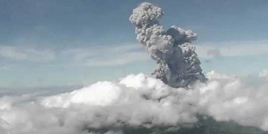 Penampakan Merapi Saat Semburkan Abu Vulkanik Setinggi 6.000 Meter