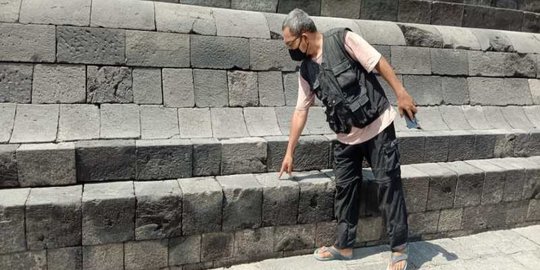 Candi Borobudur Terdampak Hujan Abu Gunung Merapi