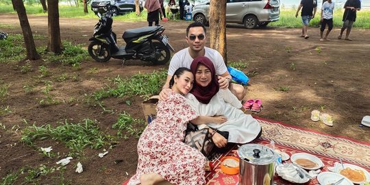 Potret Zaskia Gotik Santai Sambil Peluk Ibu Mertua, Netizen Bilang 'Maklum Masih Baru