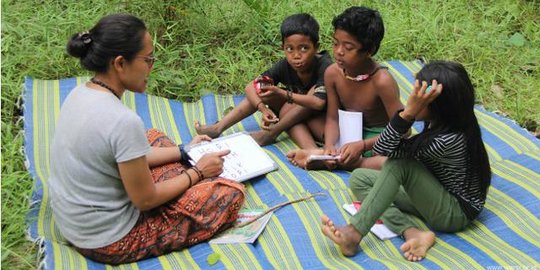 Kisah Haru Perjuangan Dua Gadis Rimba Ikut Sekolah Formal, Menginspirasi