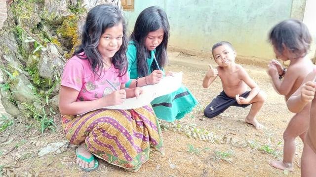 kisah haru perjuangan dua gadis rimba ikut sekolah formal menginspirasi