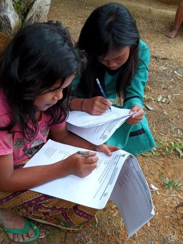 kisah haru perjuangan dua gadis rimba ikut sekolah formal menginspirasi