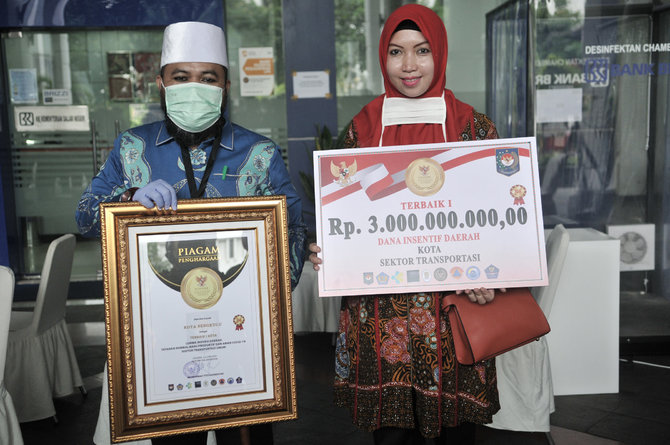 wali kota bengkulu helmi hasan raih penghargaan dari kemendagri