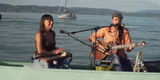 Aksi Musisi Italia Gelar Konser di Perahu Nelayan