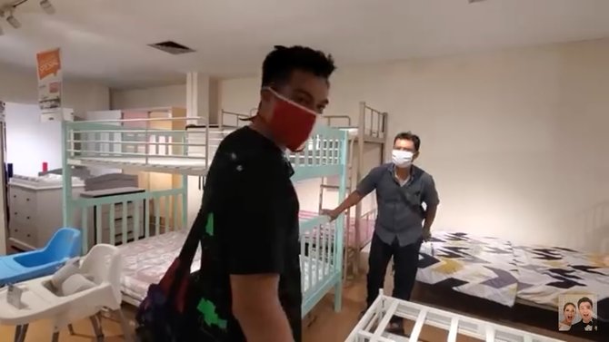 baim belikan furnitur untuk rumah pak slamet