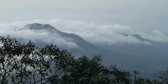 Usai Penyerangan Wakapolres, Pemkab Karanganyar Tetap Buka Jalur Pendakian ke Lawu