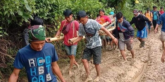 Ibu Hamil di Mamuju Terpaksa Ditandu 16 Kilometer Karena Akses Jalan Rusak