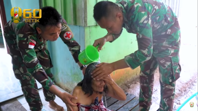 satgas tni 4 bulan rawat nenek sumiyati lumpuh di wilayah tugas
