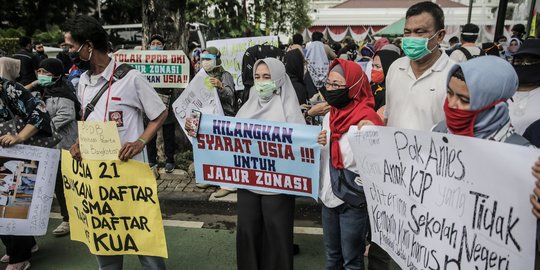 Geruduk Balai Kota, Ratusan Orangtua Protes Kriteria Usia di Seleksi PPDB