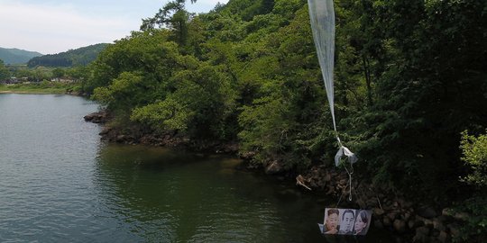 Penampakan Balon Propaganda Anti-Korut yang Dikirim Pembelot