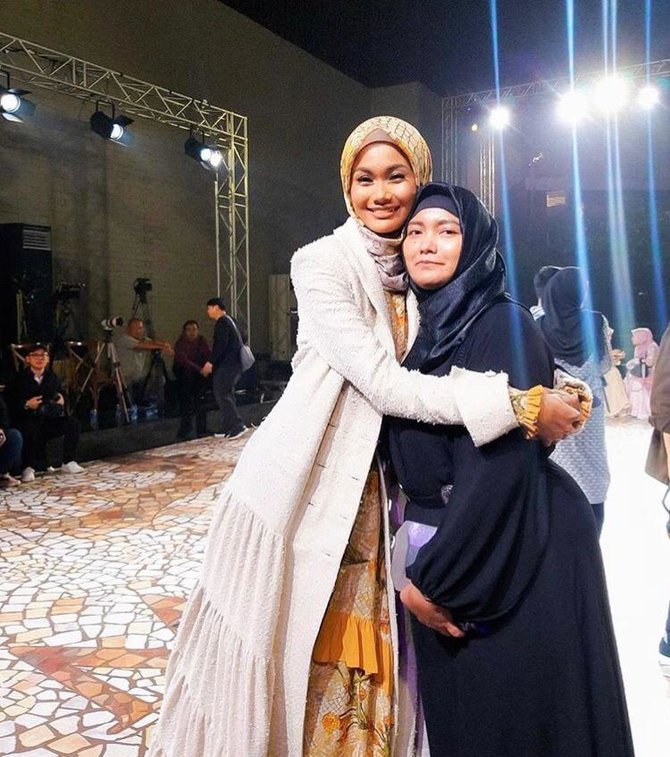 ini potret kharisma aura juara miss grand indonesia 2020 bersama ibu