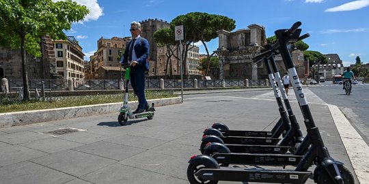 Skuter Elektrik Jadi Primadona Warga Roma di Masa Pandemi