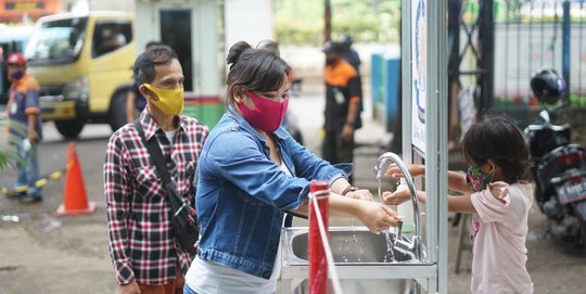 Pengunjung Pasar Minggu Kini Wajib Cuci Tangan dan Ukur Suhu Tubuh