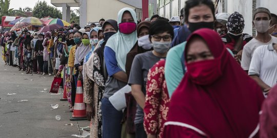 Antrean Warga Cikande Terima Bantuan Sosial Rp 600 Ribu