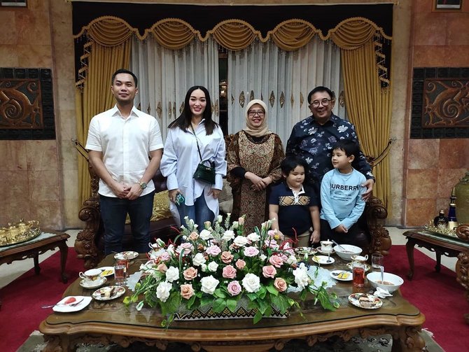 zaskia gotik foto bareng pejabat netizen malah bahas baju
