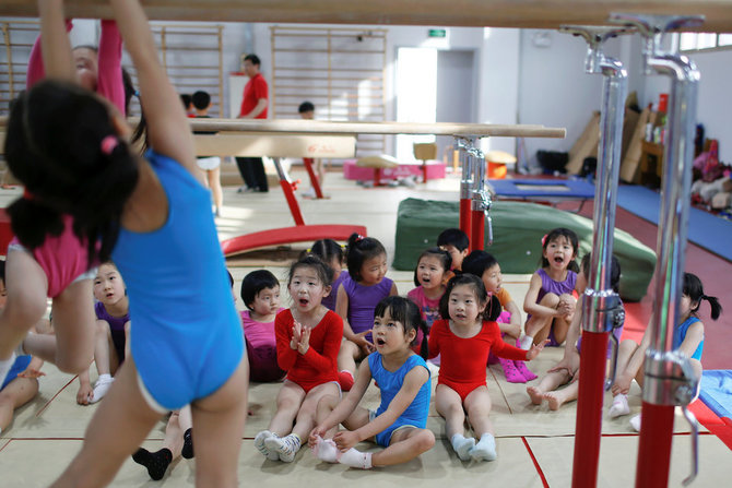 anak china berlatih senam di sekolah