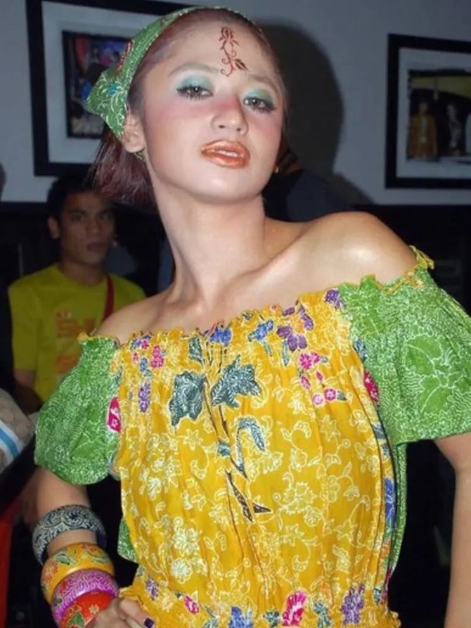 Unggah Foto Lawas Ini 5 Pesona Dewi Perssik Bukti Cantik Dari Dulu