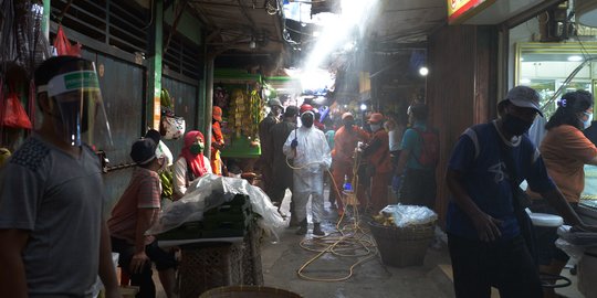 Penyemprotan Disinfektan di Kawasan Pasar Karang Anyar