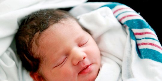 4 Cara Mudah Cegah Kondisi Kepala Peang pada Bayi