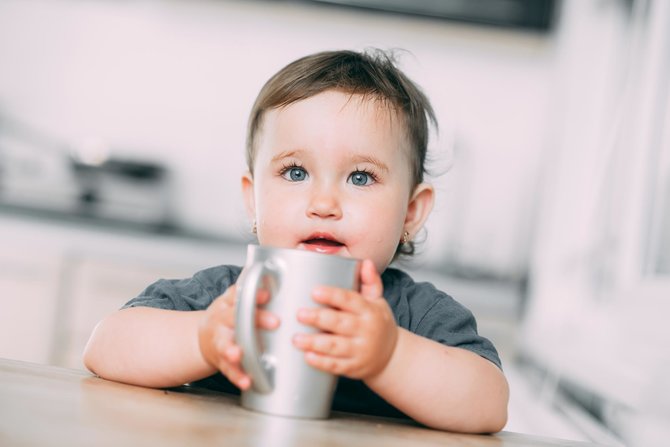 ilustrasi anak minum kopi