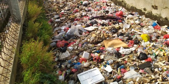 Menimbulkan Bau, Sampah Menumpuk di Kali Licin Depok Dikeluhkan Warga