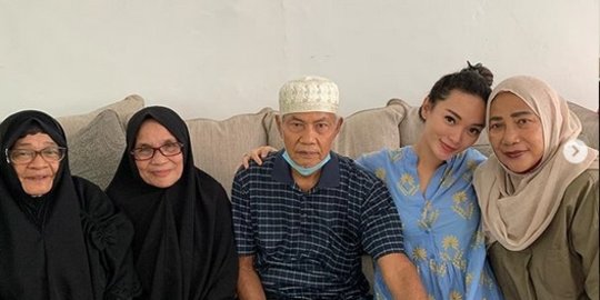 Ibu Mertua Disopiri Kakak Ipar, Zaskia Gotik 'Mba Bisa Hati-Hati Bawa Mama Saya Ya'