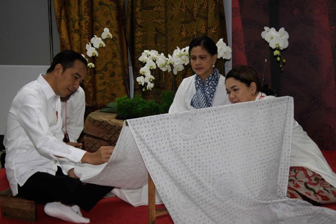 jokowi mencanting batik garuda nusantara