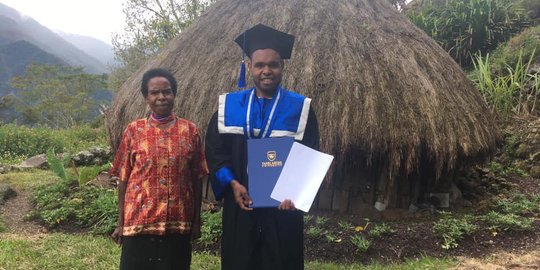 Kisah Haru Lulusan Terbaik Asal Papua, Wisuda Tak Dihadiri Orang Tua