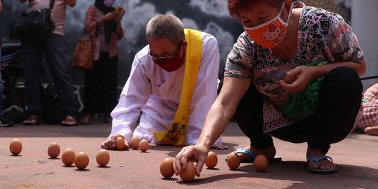 Melihat Ritual Mendirikan Telur di Perayaan Peh Cun