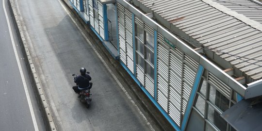 Minim Penindakan, Pemotor Leluasa Masuk Jalur Transjakarta di Pasar Rumput