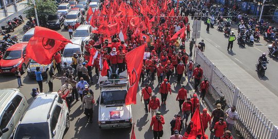 Massa PDIP Protes Pembakaran Bendera Partainya