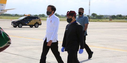 Kunjungan Kerja ke Banyuwangi, Bupati Anas Sambut Kedatangan Jokowi di Bandara