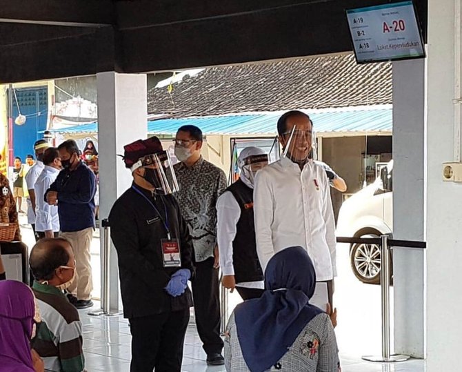 bupati anas sambut kedatangan jokowi di bandara banyuwangi