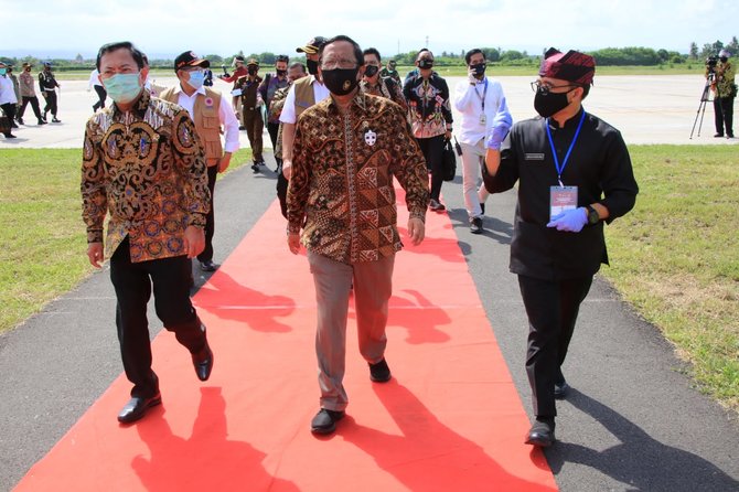 bupati anas sambut kedatangan jokowi di bandara banyuwangi