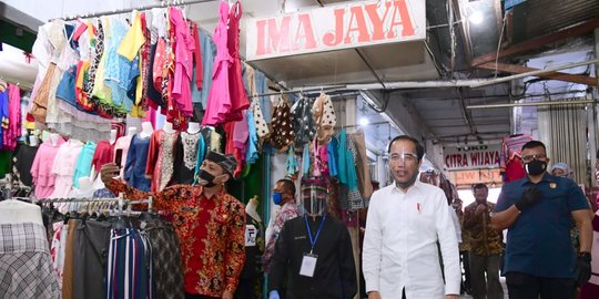 Jokowi Kenakan Pelindung Wajah Blusukan ke Pasar Banyuwangi